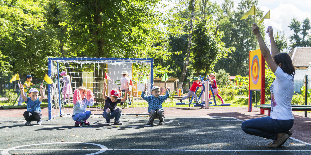 Занятия физкультурой на спортивной площадке детского сада